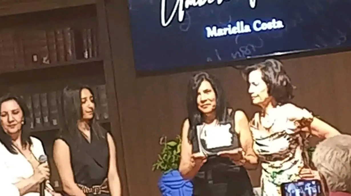 L’artista roccellese Mariella Costa riceve il premio “Umberto Ferraro”