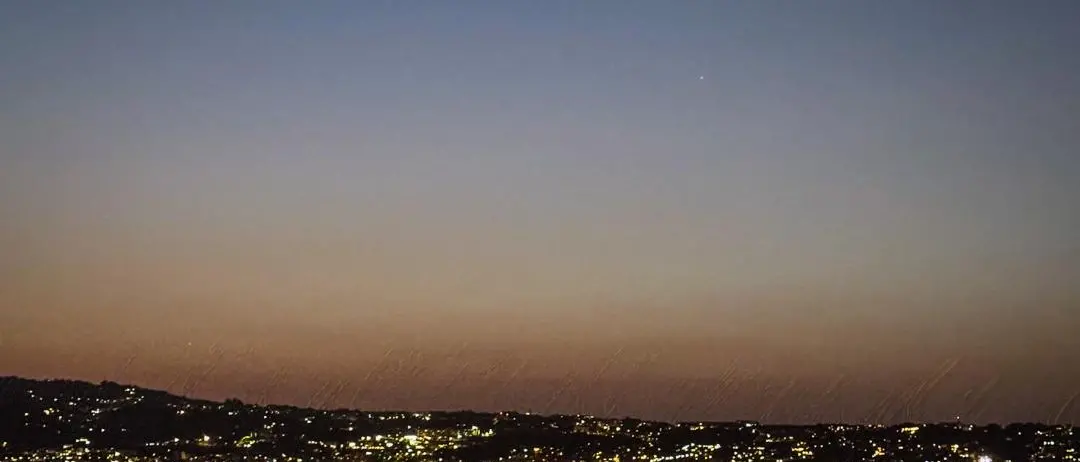 LA FOTO DEL GIORNO | …da qui, si vedono le luci sciogliersi