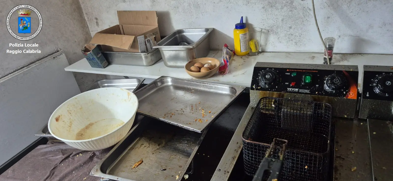 Reggio, scoperto un bistrot degli orrori in pieno centro: multe e sequestri - FOTO