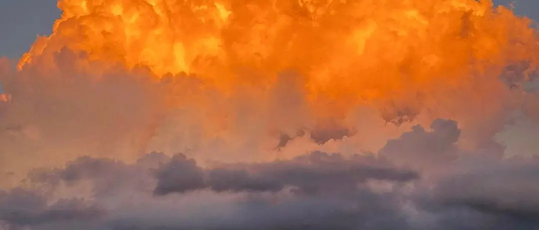 LA FOTO DEL GIORNO | Il cielo brucia sullo Stretto