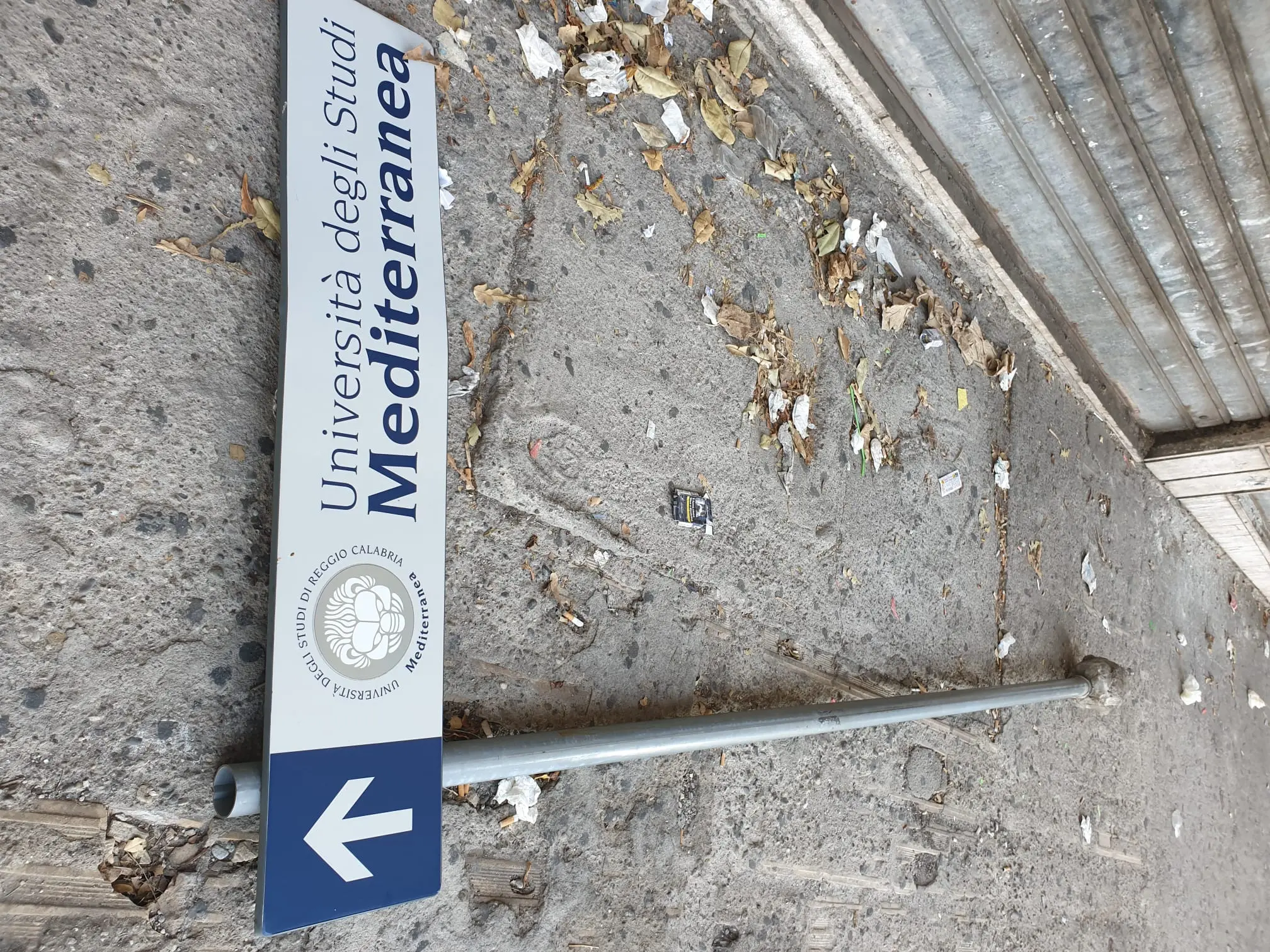 Vandali in azione: a terra la segnaletica della \"Mediterranea\"