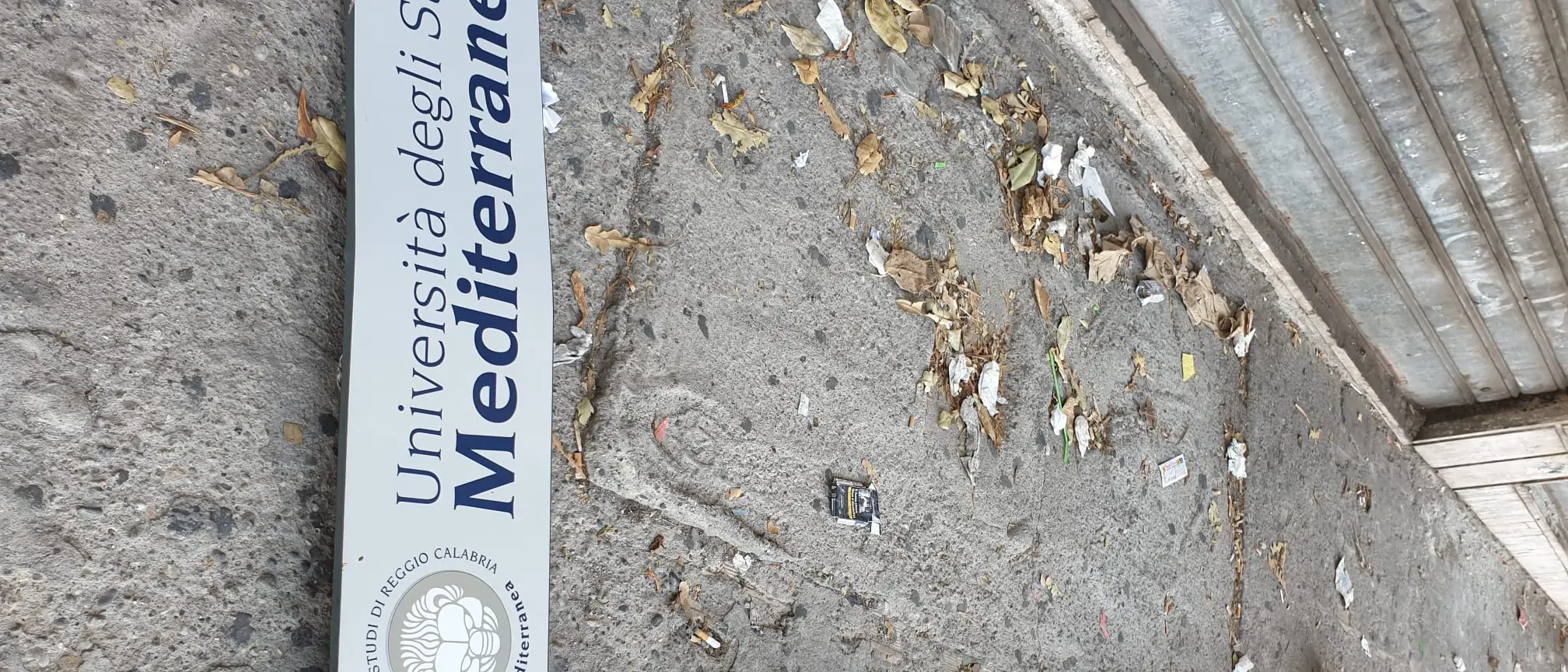 Vandali in azione: a terra la segnaletica della \"Mediterranea\"