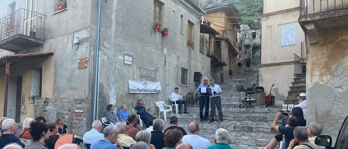 A San Luca i poeti per la pace declamano versi dialettali sulla scalinata della casa natia di Corrado Alvaro - FOTO e VIDEO