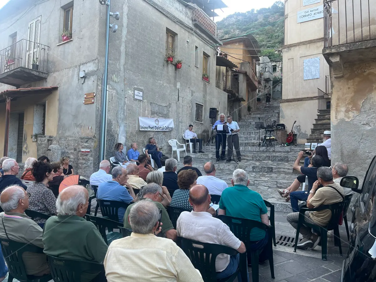 A San Luca i poeti per la pace declamano versi dialettali sulla scalinata della casa natia di Corrado Alvaro - FOTO e VIDEO