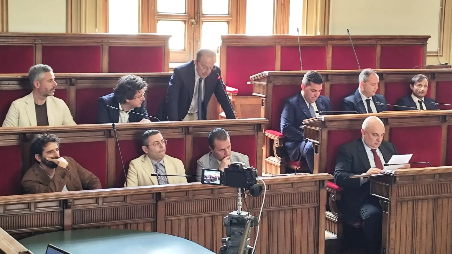 Zimbalatti non è Del Piero, un nastro vale un emendamento, e… una stella di David ai concorsisti: campagna elettorale permanente a Palazzo San Giorgio