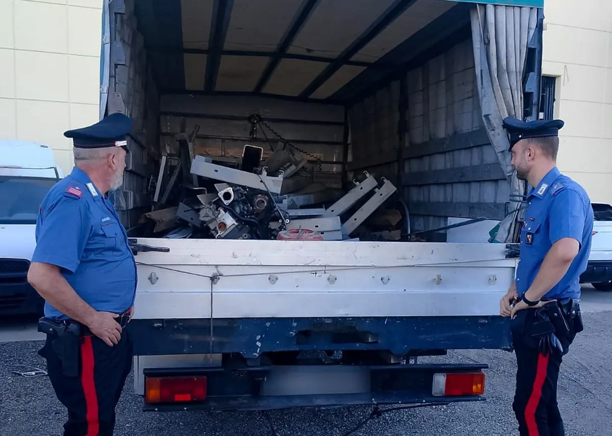 Villa, caricavano su un autocarro parti metalliche di un guardrail: denunciate due persone per furto aggravato e ricettazione
