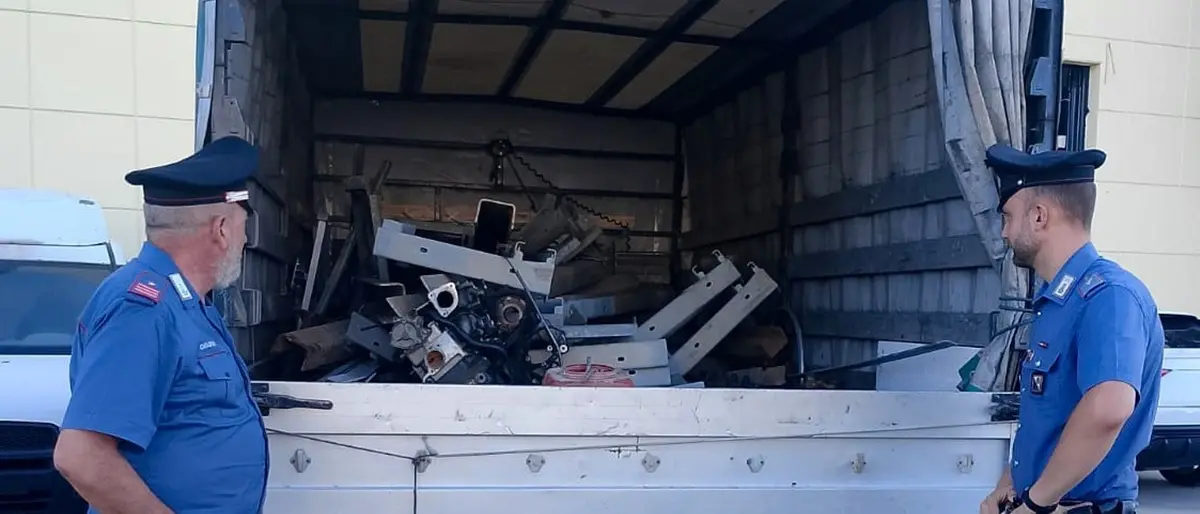 Villa, caricavano su un autocarro parti metalliche di un guardrail: denunciate due persone per furto aggravato e ricettazione