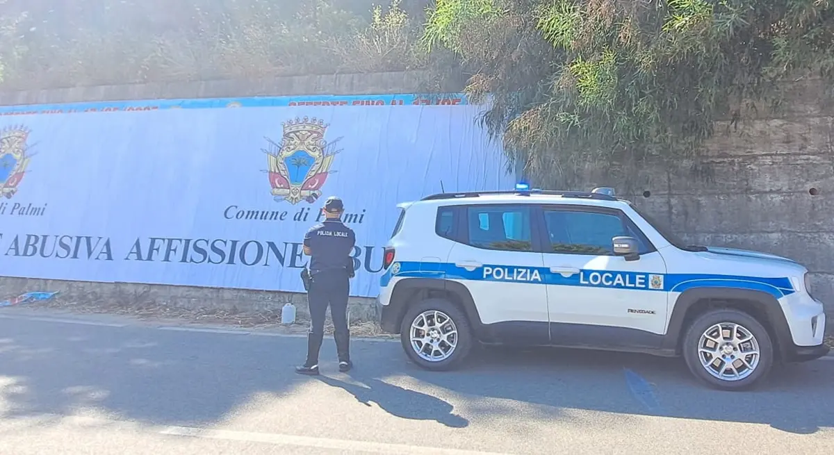 Palmi, stretta sulle affissioni abusive: multe fino a 430 euro