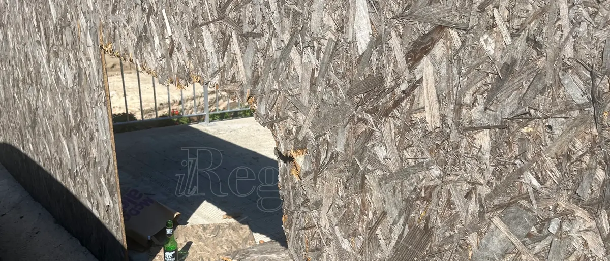 Reggio tra attese infinite e i soliti ignoti: danneggiata la recinzione del cantiere degli scavi archeologici di piazza Garibaldi