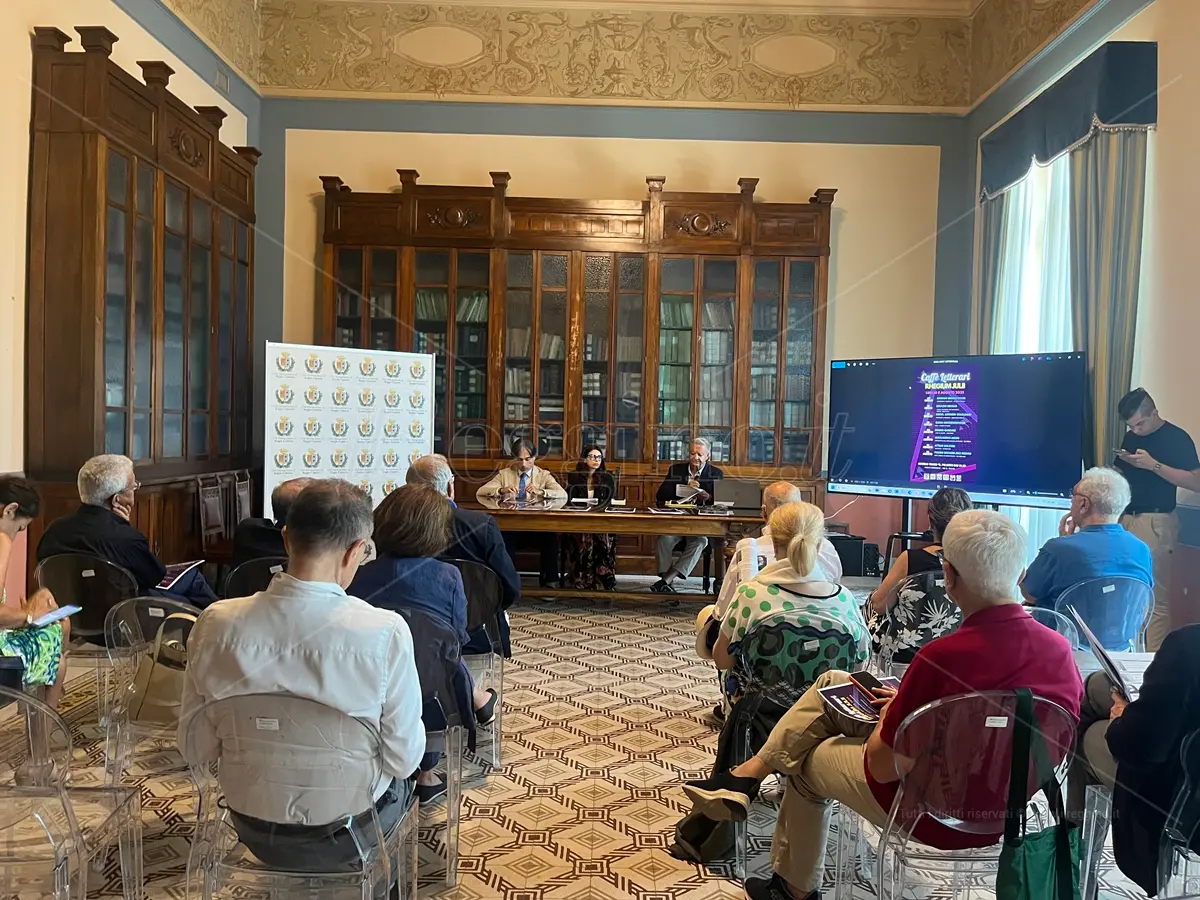 Al via i caffè letterari del Rhegium Julii: attesi il poeta portoghese De Vasconcelos e l'ambasciatore vietnamita Kieu Bich Hau - VIDEO