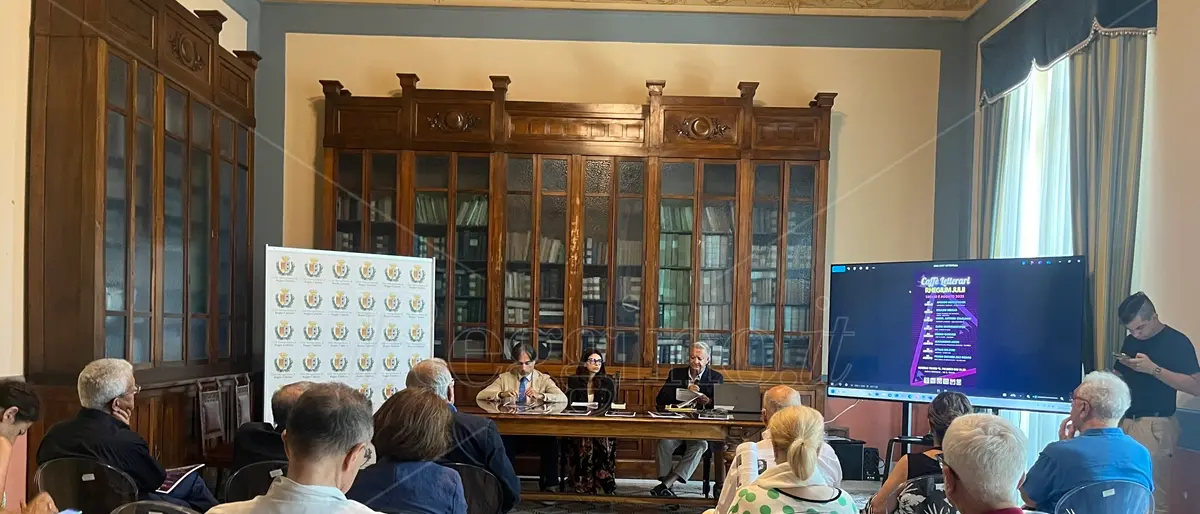 Al via i caffè letterari del Rhegium Julii: attesi il poeta portoghese De Vasconcelos e l'ambasciatore vietnamita Kieu Bich Hau - VIDEO