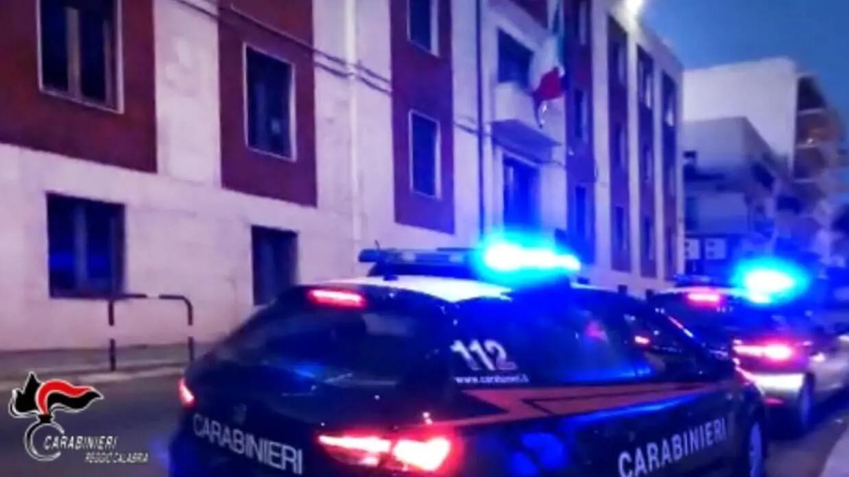 Reggio, ignora divieto di avvicinamento all'ex compagna e braccialetto elettronico: arrestato
