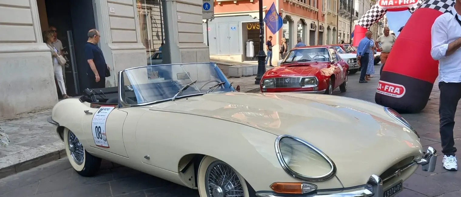 Reggio, auto d’epoca e supercar: la due giorni del Club Aremes conquista la costa tirrenica