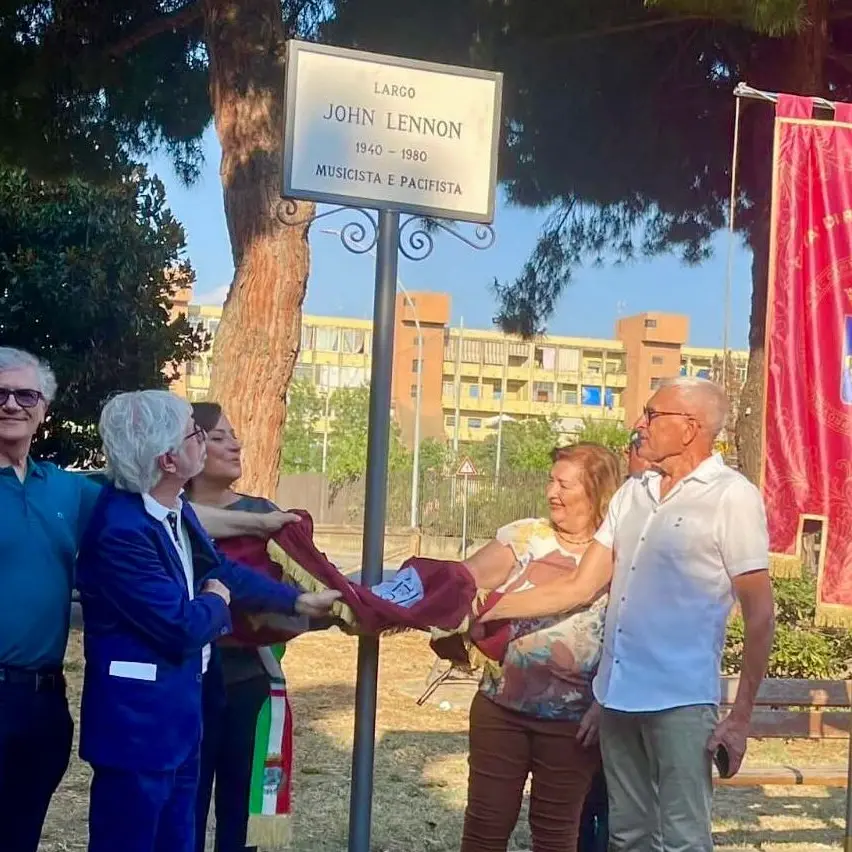 “Largo John Lennon”, nel cuore di Reggio uno spazio urbano nel ricordo dell’impegno civile del leader dei Beatles