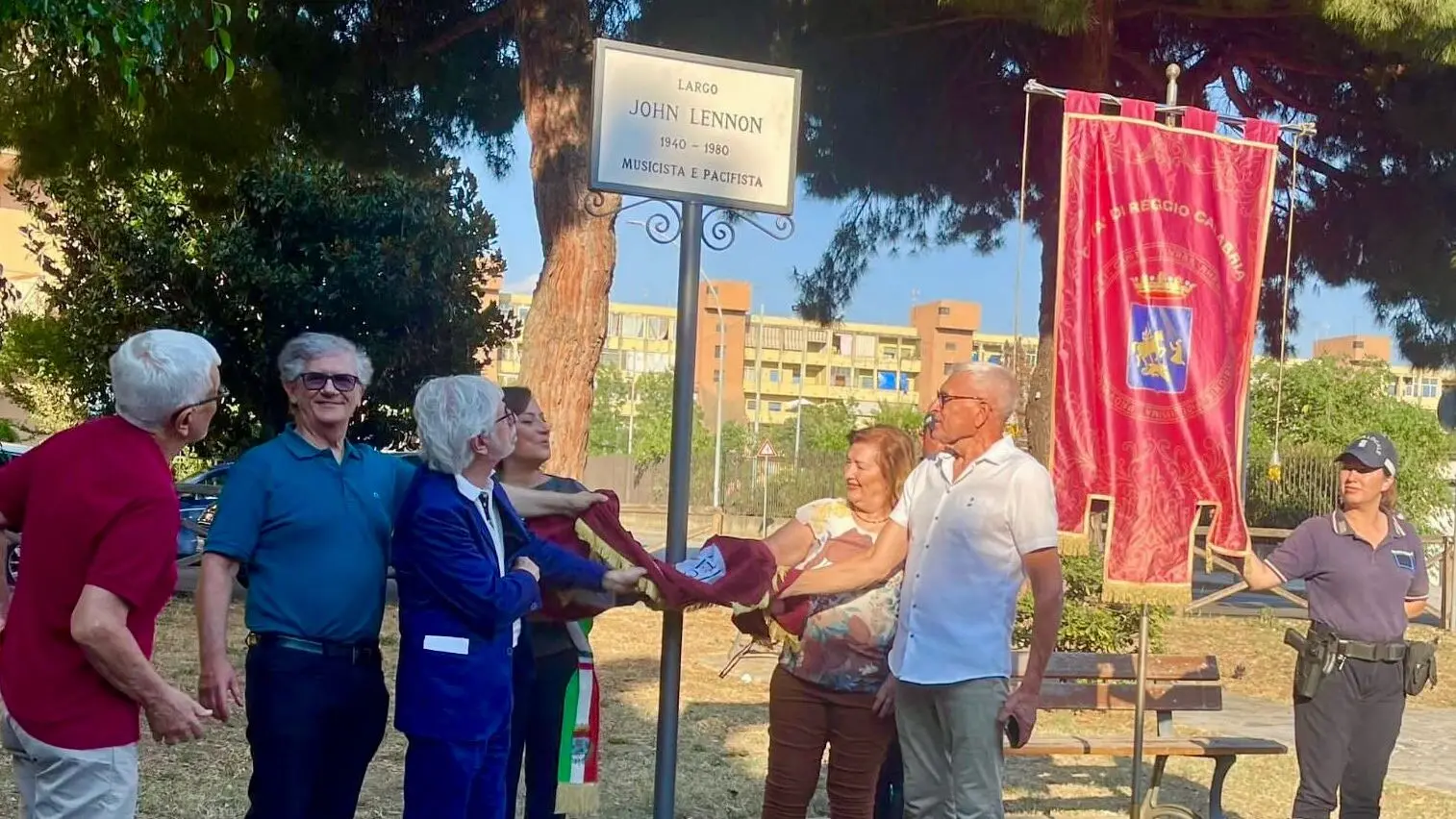 “Largo John Lennon”, nel cuore di Reggio uno spazio urbano nel ricordo dell’impegno civile del leader dei Beatles