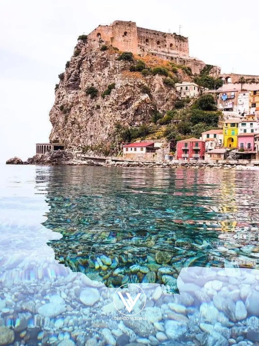LA FOTO DEL GIORNO | Specchio di storia: il Castello di Scilla e la trasparenza del mare