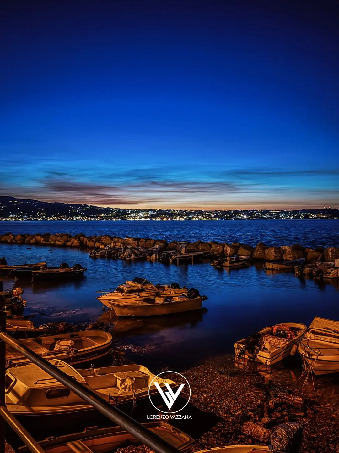 LA FOTO DEL GIORNO | Notte blu sullo Stretto