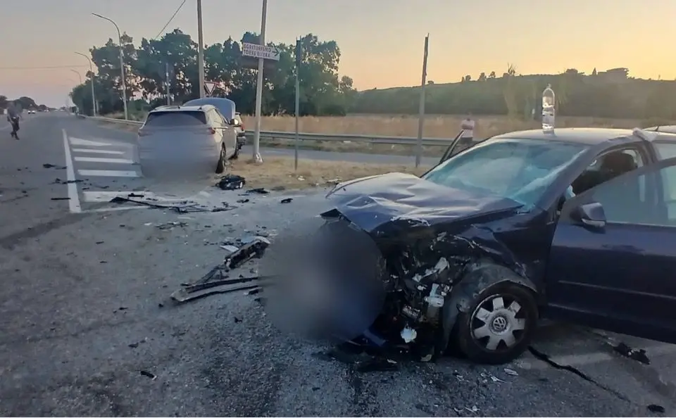 Camini, carambola sulla 106: 3 ragazzi feriti e trasportati in ospedale