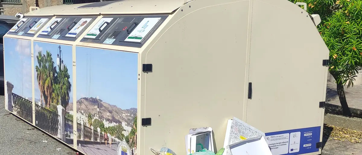 Reggio, cassonetti in strada a Gallico Superiore: «Deturpano l'ambiente e generano degrado»