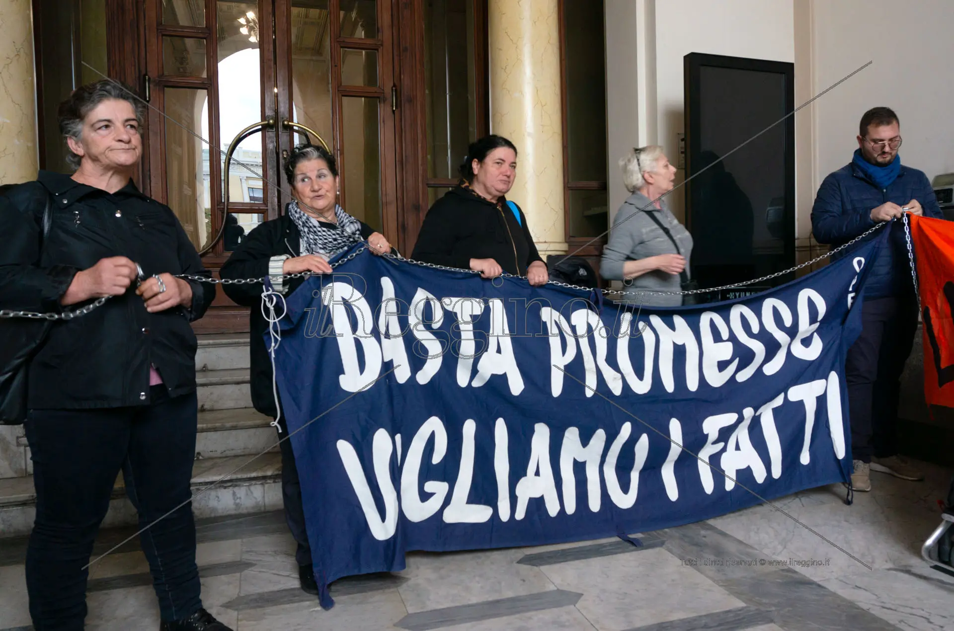 Alloggi: famiglie in protesta nell’androne di palazzo San Giorgio