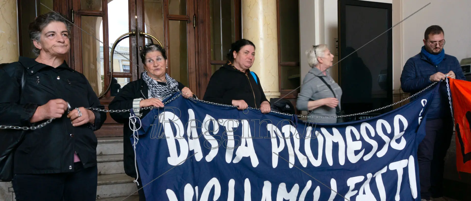 Alloggi: famiglie in protesta nell’androne di palazzo San Giorgio