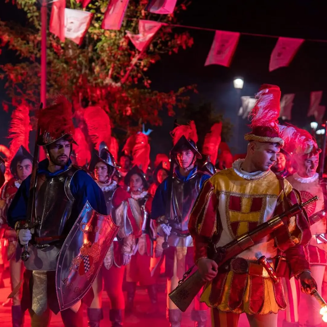 Il Palio Storico delle Contrade riporta Reggio nel Rinascimento: due serate tra giochi d’epoca, cortei e 200 figuranti in costume - FOTO