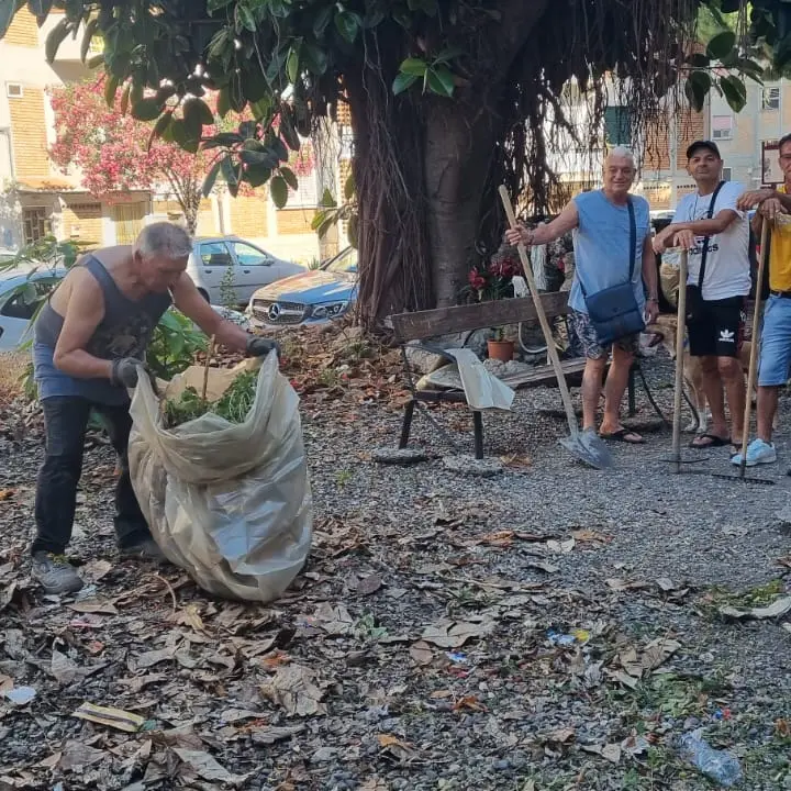 Reggio, abitanti del quartiere Gebbione ripuliscono una piazza