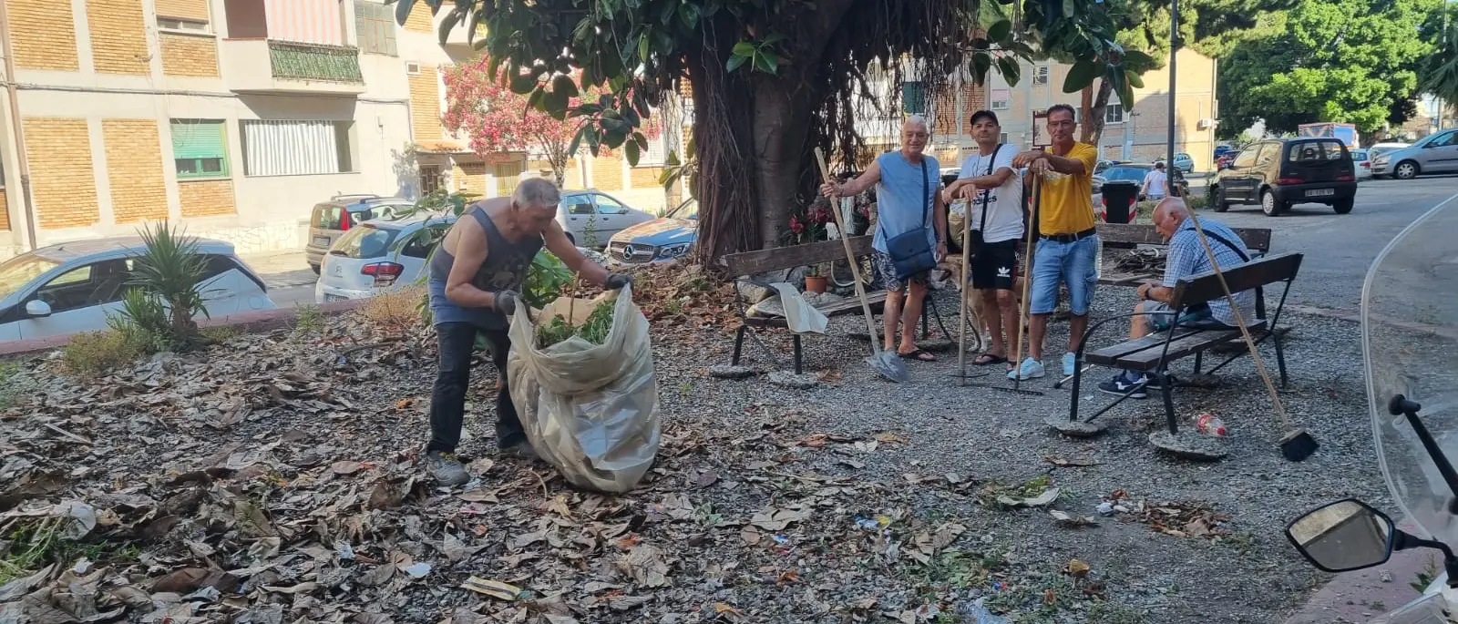 Reggio, abitanti del quartiere Gebbione ripuliscono una piazza