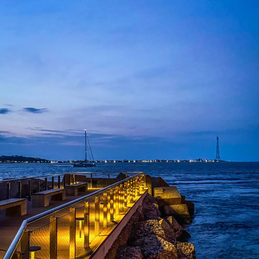 LA FOTO DEL GIORNO | Dove il tramonto abbraccia lo Stretto
