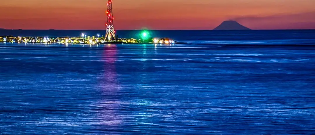 LA FOTO DEL GIORNO | Dialoghi di fuoco e mare