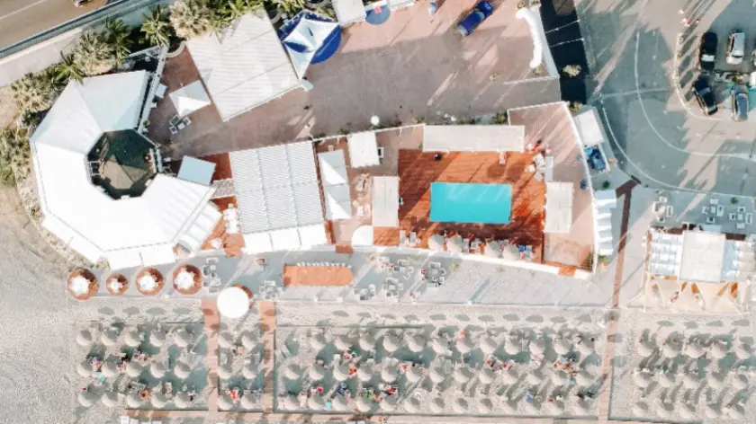 Falerna Marina, relax a cinque stelle: spiaggia e piscina gratis per chi pranza al Riva Restaurant