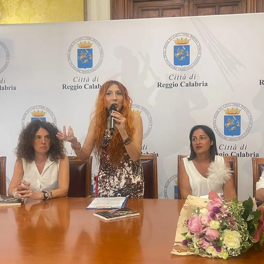 «Un'alba nuova» incanta Reggio: la storia di Fortunato e Alba, due anime spezzate che si salvano scrivendosi dal buio della guerra - FOTO