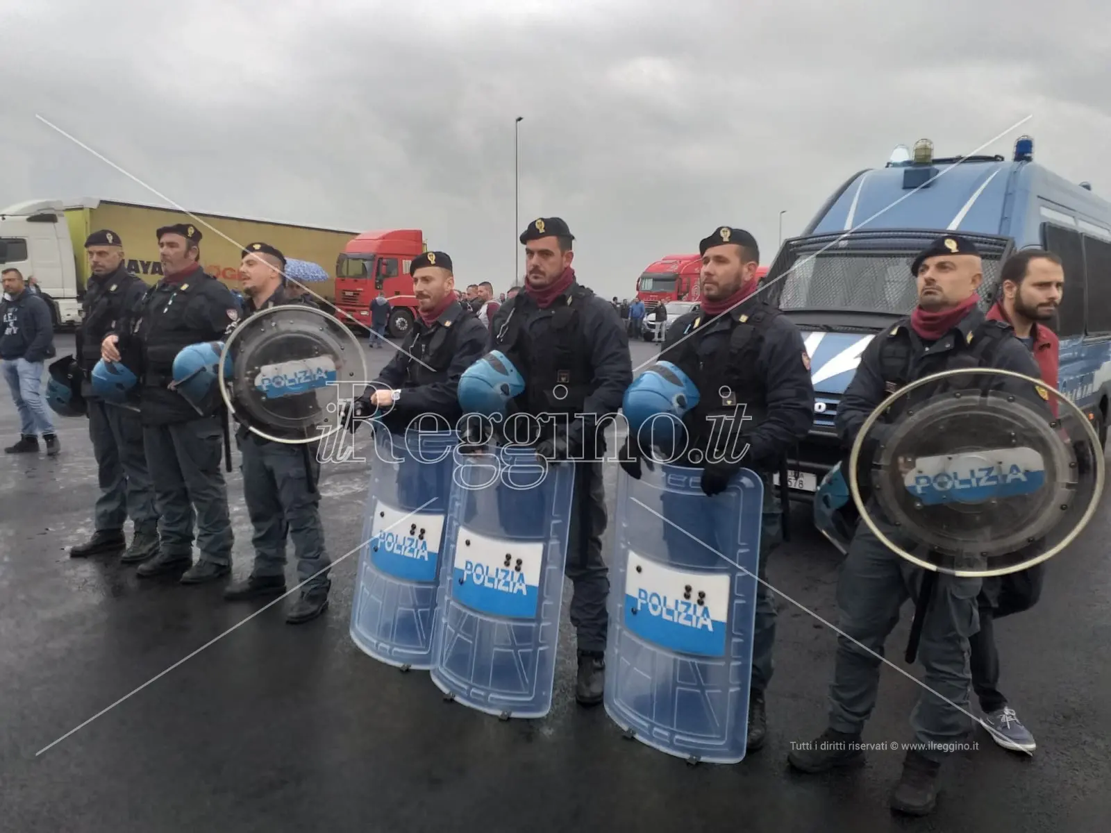 Porto bloccato, fallisce la prima mediazione. Rischio sgombero. Disagi enormi per gli utenti