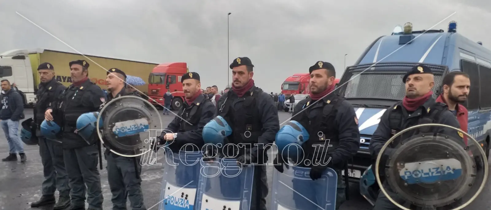 Porto bloccato, fallisce la prima mediazione. Rischio sgombero. Disagi enormi per gli utenti