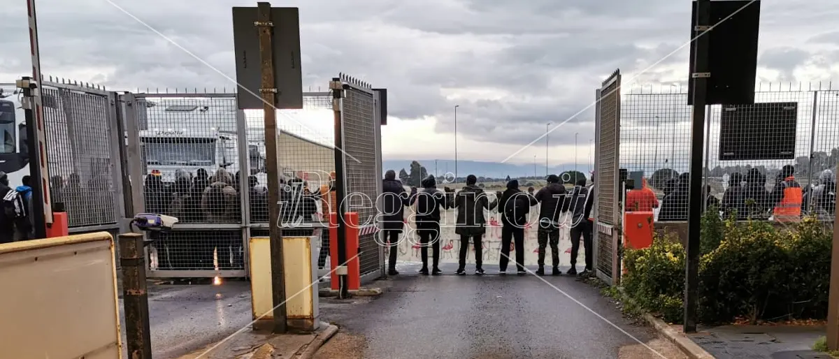 Porto di Gioia Tauro bloccato dalla protesta dei migranti della Piana
