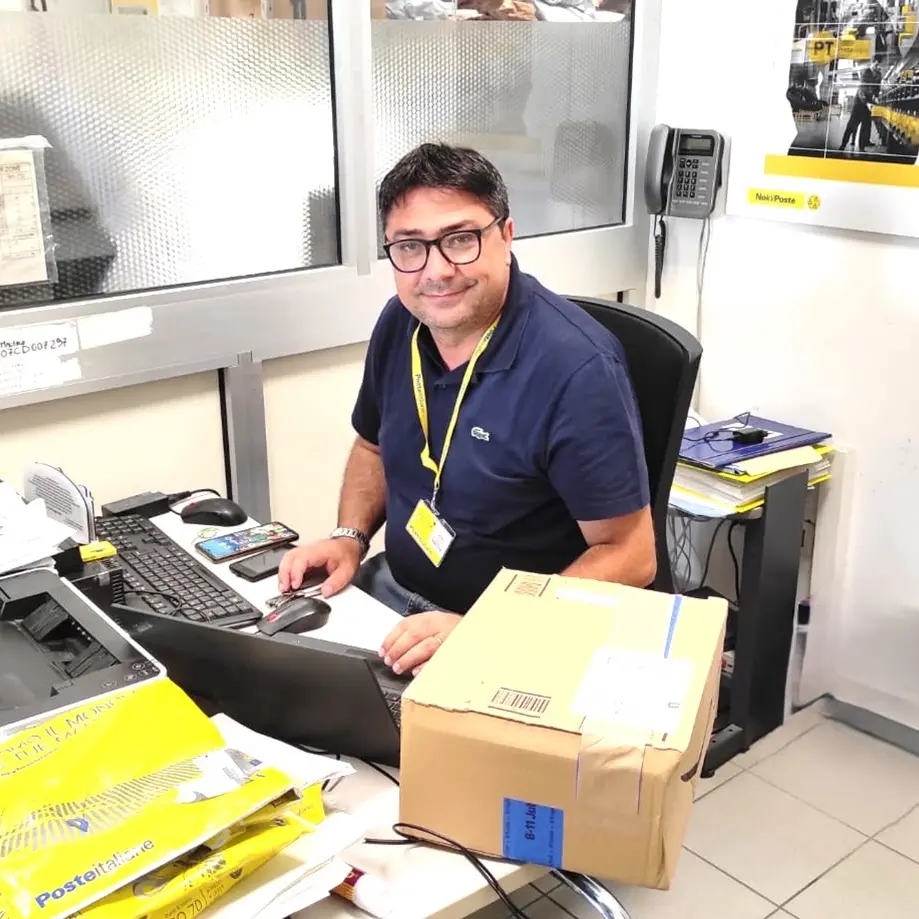 Poste, la storia di Leone Plutino: «Non distribuiamo solo lettere o pacchi, siamo presenza, fiducia, servizio»