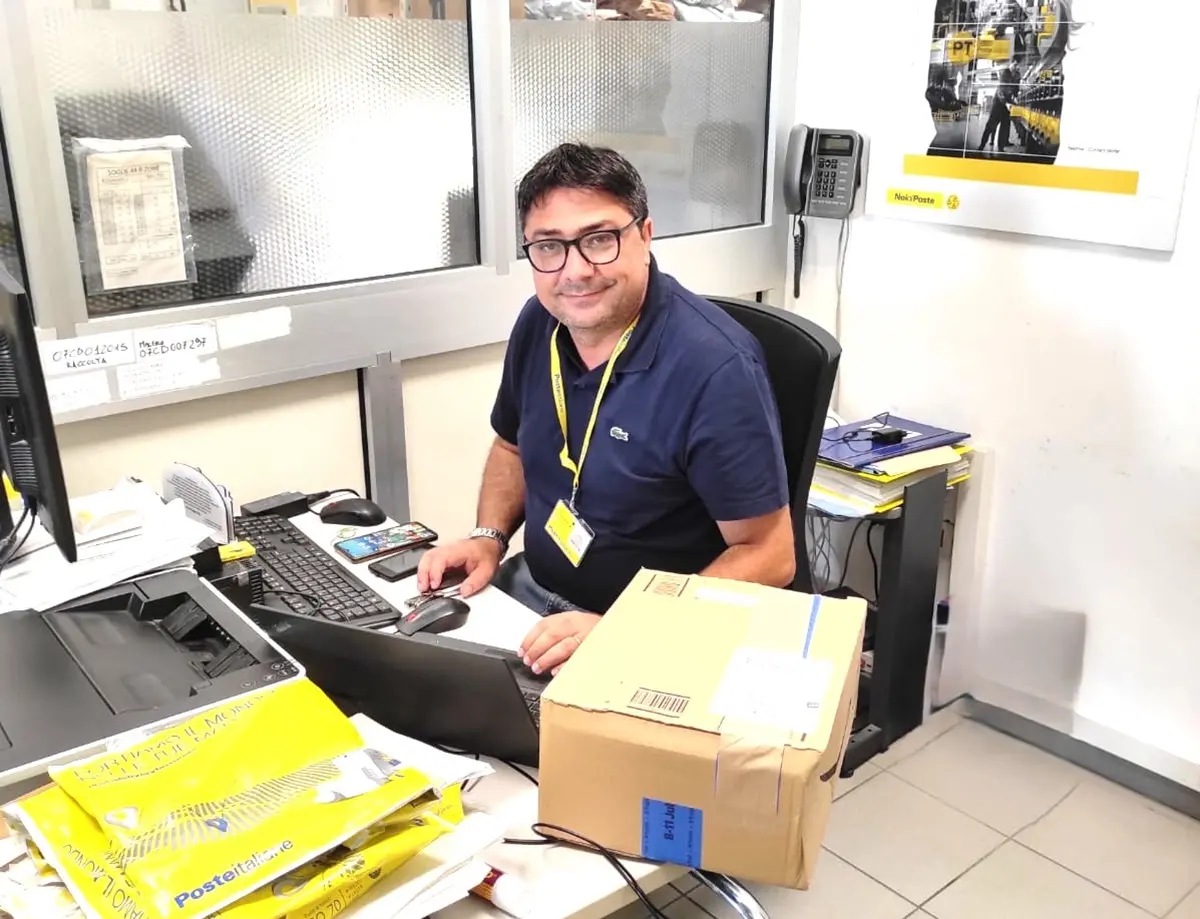 Poste, la storia di Leone Plutino: «Non distribuiamo solo lettere o pacchi, siamo presenza, fiducia, servizio»