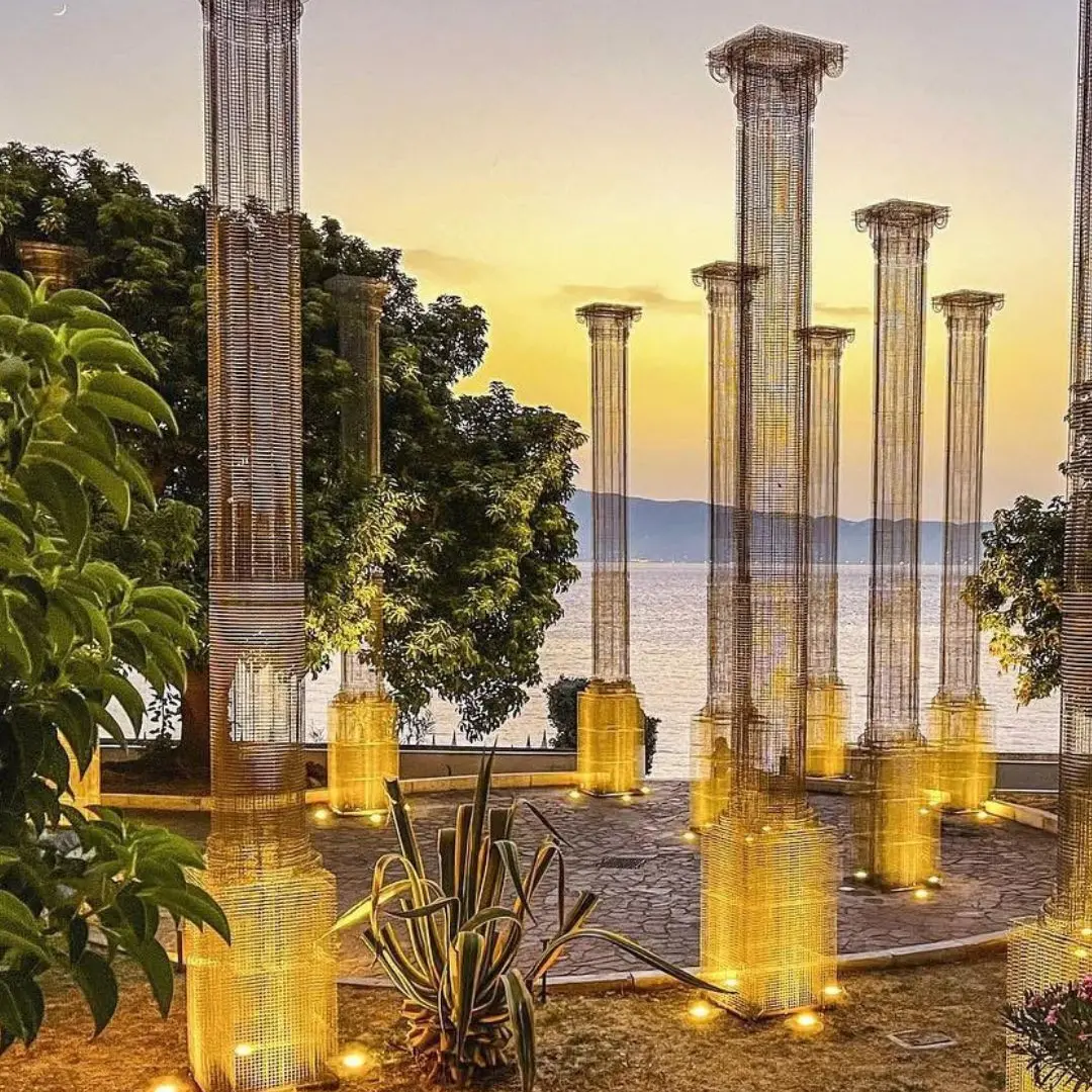 LA FOTO DEL GIORNO | Abbracciati al tramonto, tra le colonne del tempo