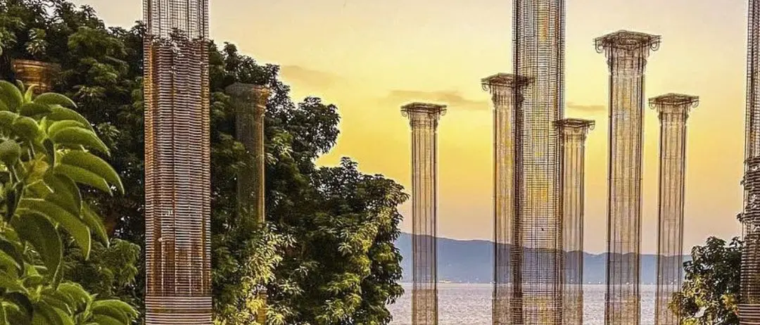 LA FOTO DEL GIORNO | Abbracciati al tramonto, tra le colonne del tempo