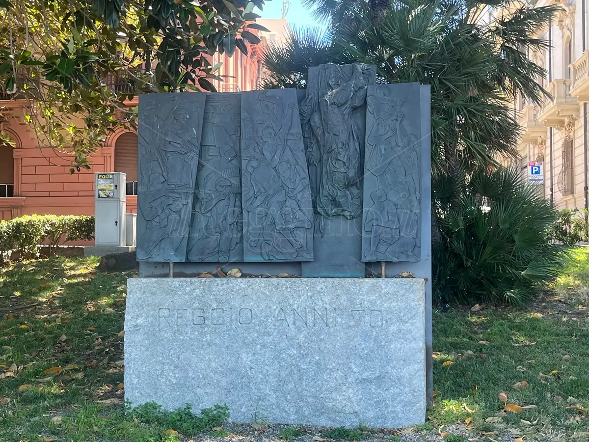 La scintilla della rivolta popolare, i roventi anni Settanta e le ombre dell’eversione nera: i moti di Reggio, una Storia italiana