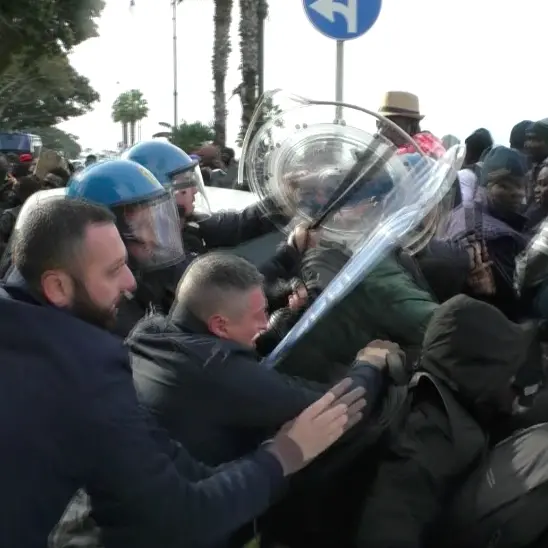 Reggio, lungomare bloccato. Scontri tra polizia e migranti
