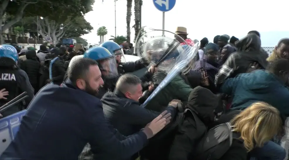 Reggio, lungomare bloccato. Scontri tra polizia e migranti