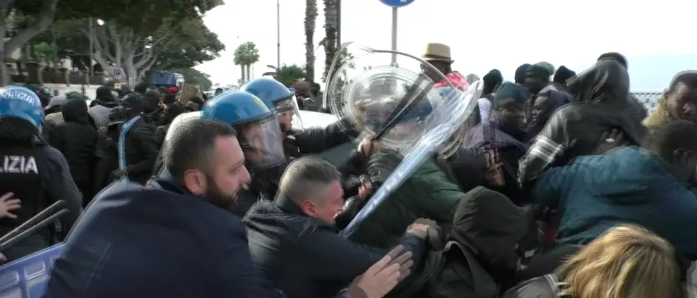 Reggio, lungomare bloccato. Scontri tra polizia e migranti