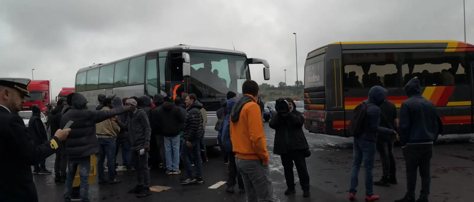 Porto, mediazione riuscita: sbloccati i varchi. La protesta si sposta a Reggio