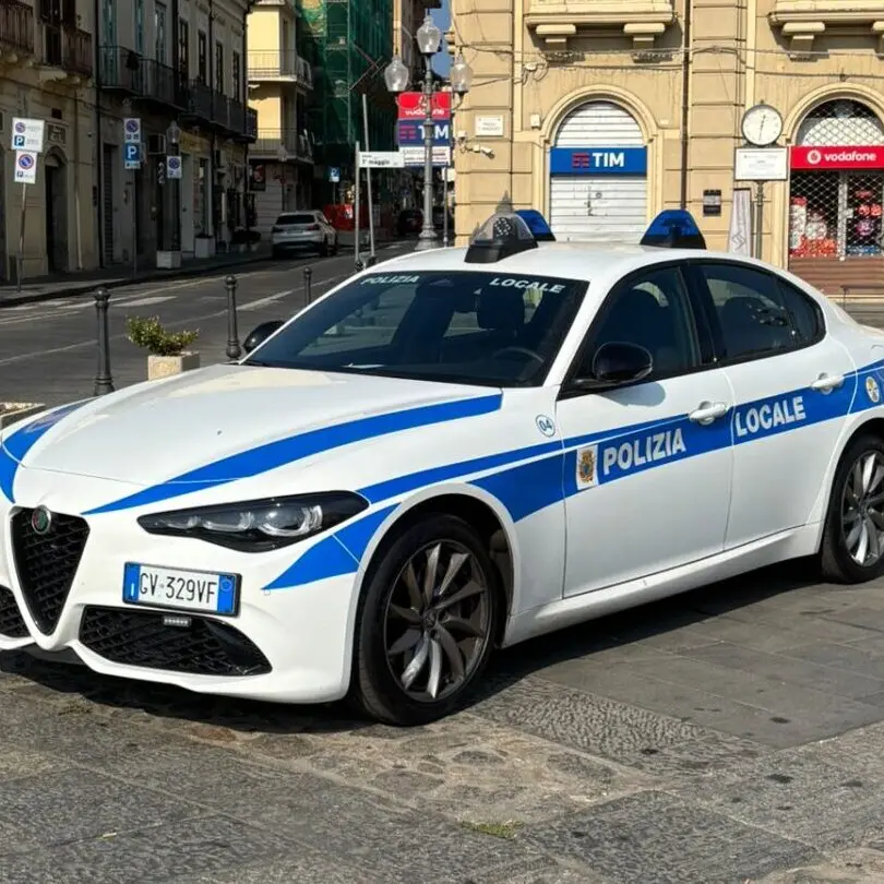 Accattonaggio minorile a Palmi: nonno sfruttava il nipote di 10 anni all'esterno di un centro commerciale