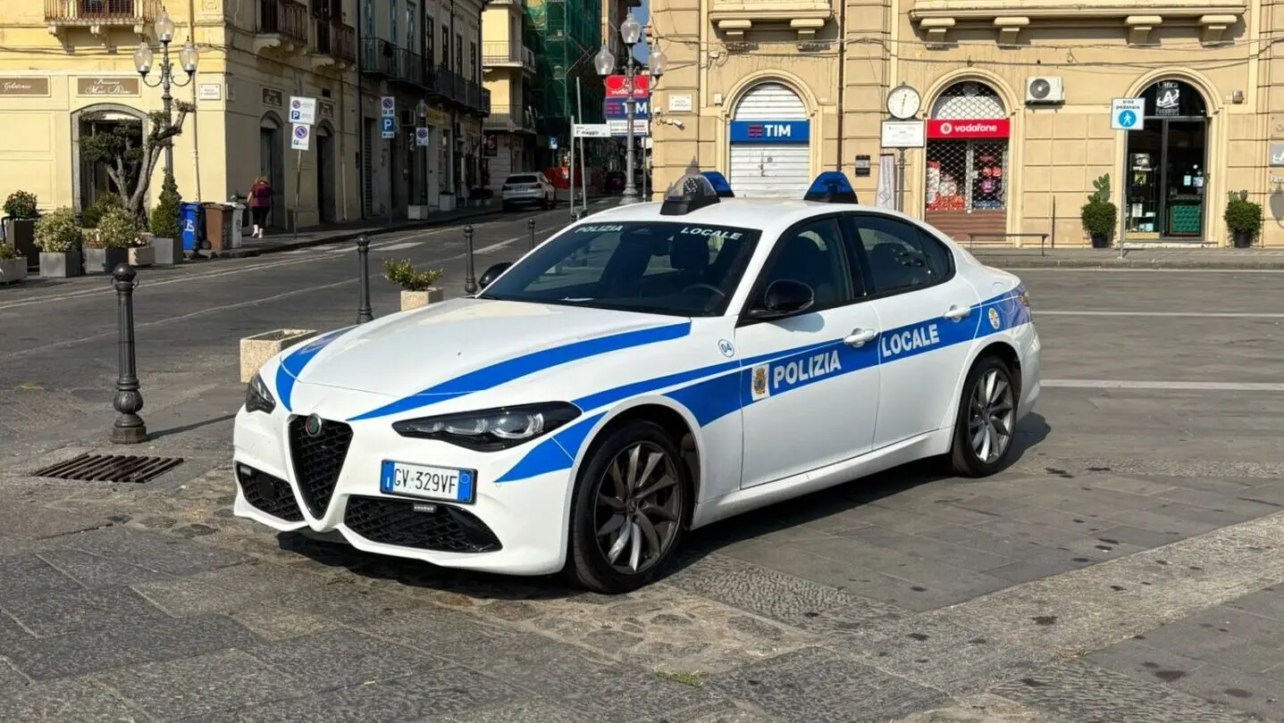 Accattonaggio minorile a Palmi: nonno sfruttava il nipote di 10 anni all'esterno di un centro commerciale
