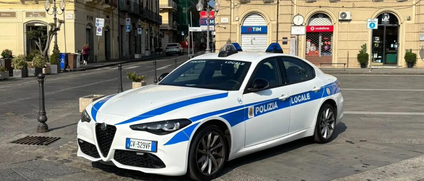 Accattonaggio minorile a Palmi: nonno sfruttava il nipote di 10 anni all'esterno di un centro commerciale