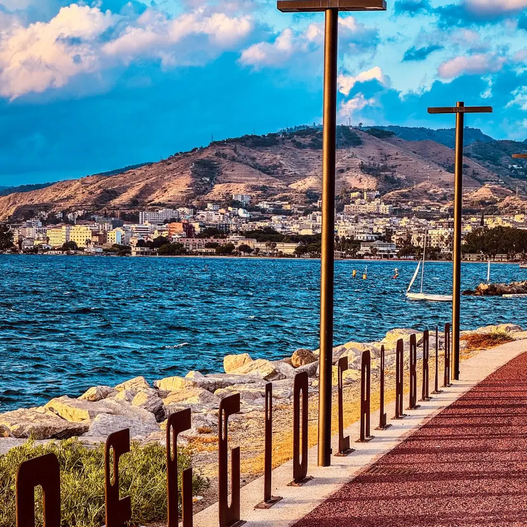 FOTO DEL GIORNO | Reggio Calabria, scritta di identità sotto un cielo che promette poesia