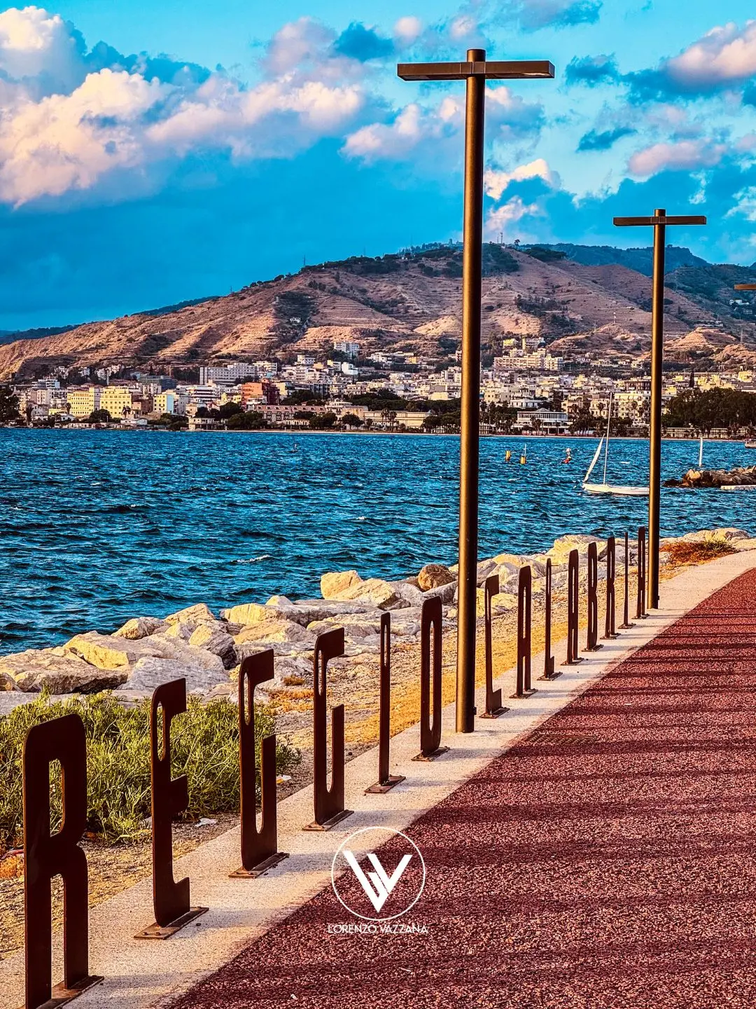 FOTO DEL GIORNO | Reggio Calabria, scritta di identità sotto un cielo che promette poesia