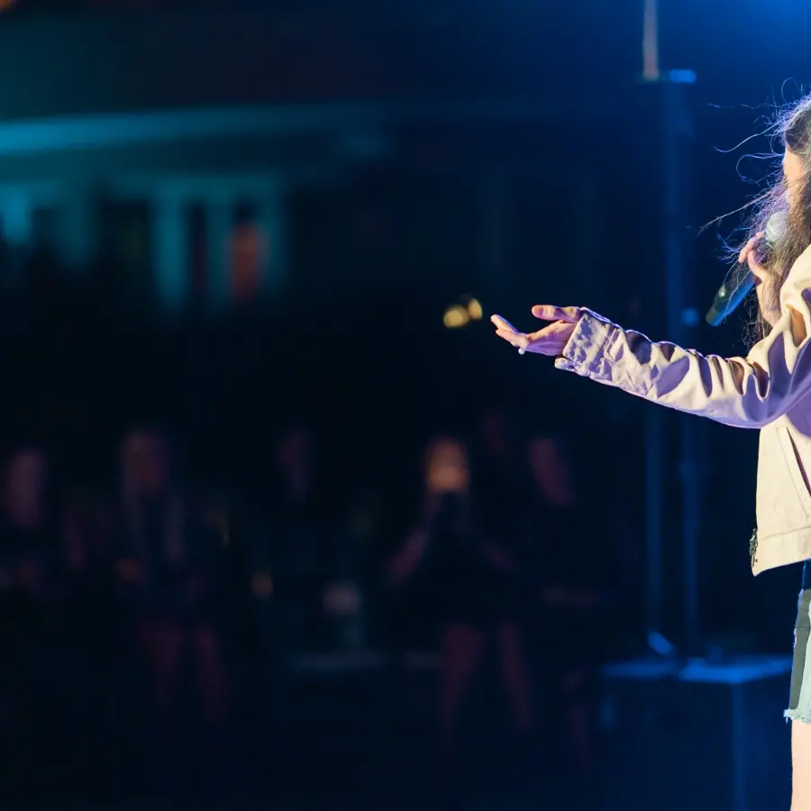 L'INTERVISTA | «Per credere ancora nei miracoli»: l'abbraccio del pubblico a Gerardina Trovato che torna live nella magia dello Stretto - VIDEO e FOTO